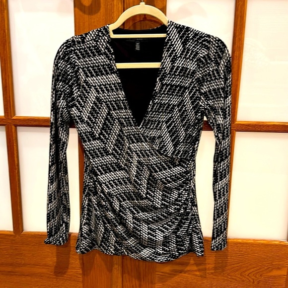 White House Black Market Tops - WHBM fitted surplice geometric print blouse in excellent condition!​​​